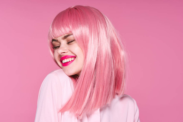  όμορφη γυναίκα σε ροζ περούκα σε ροζ φόντο - Φωτογραφία, εικόνα