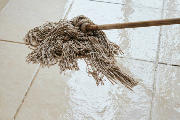  lavado de suelo mojado en el baño con fregona                        - Foto, Imagen