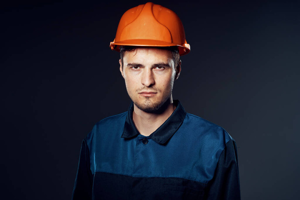 Студийный снимок Промышленный рабочий в оранжевом шлеме - Фото, изображение