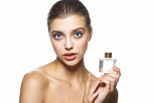portrét mladé krásné ženy s lahvičkou parfému, izolovaný  - Fotografie, Obrázek