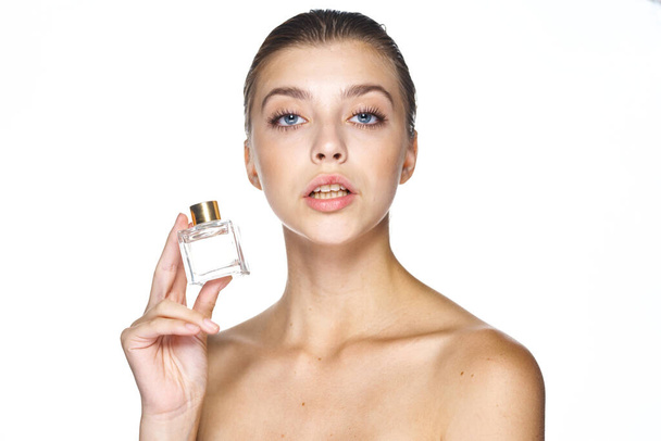 портрет молодої красивої жінки з пляшкою парфумів, ізольовані
  - Фото, зображення
