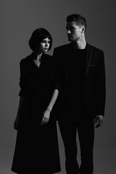 junges schönes stilvolles Paar posiert im Studio, isoliert  - Foto, Bild