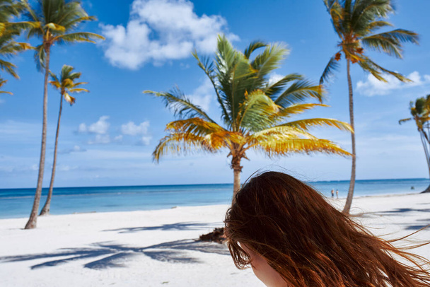 молода красива жінка позує на пляжі
.   - Фото, зображення