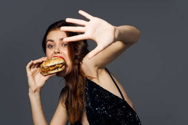 studio shot of young beautiful woman with hamburger - Foto, Imagem