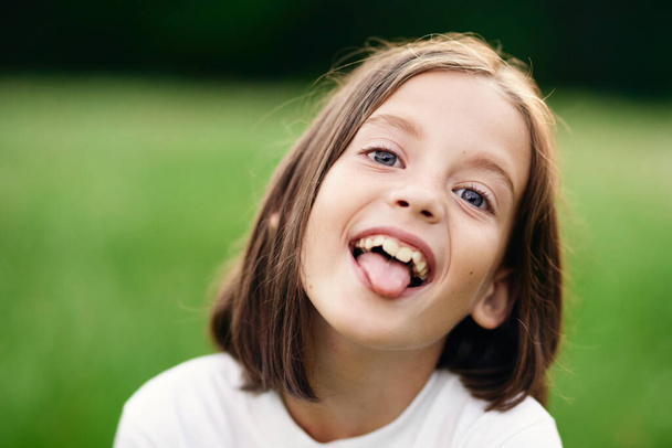 schattig meisje tonen tong buiten - Foto, afbeelding