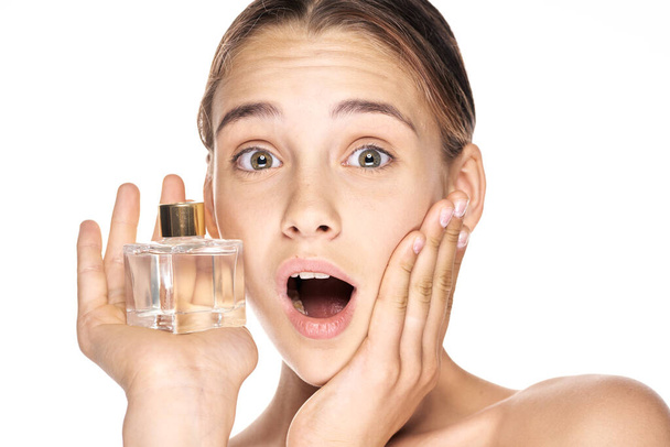 retrato de jovem mulher bonita com frasco de perfume, isolado  - Foto, Imagem