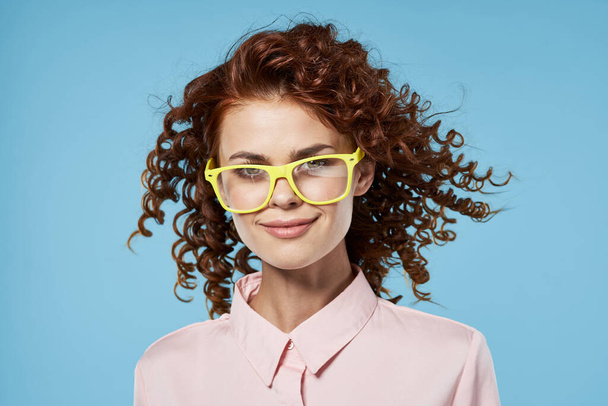 fiatal gyönyörű nő szemüvegben pózol a stúdióban - Fotó, kép