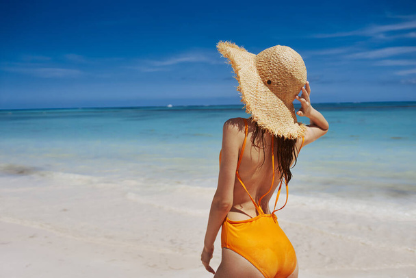 mladá krásná žena s kloboukem relaxační na pláži - Fotografie, Obrázek