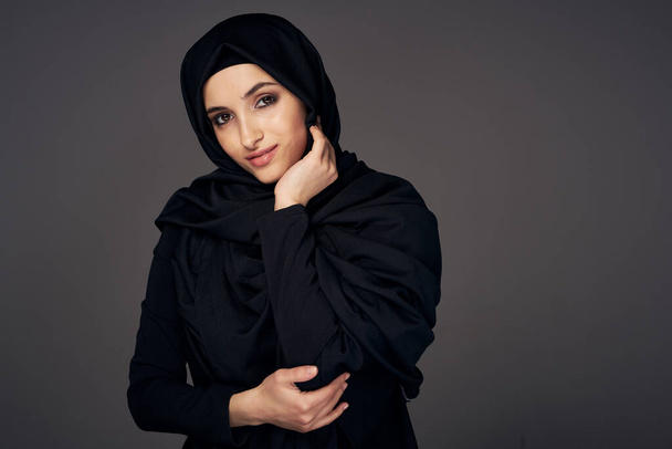 Başörtülü genç müslüman kadın stüdyoda kameraya bakıyor.         - Fotoğraf, Görsel