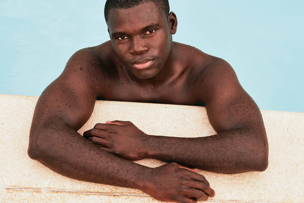 Young handsome man posing in the pool - Foto, Bild
