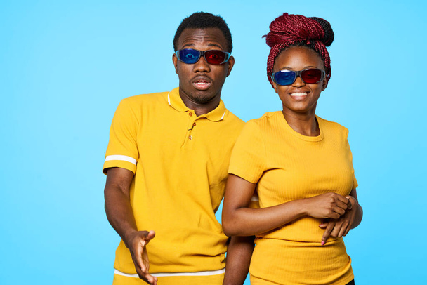 nuori afrikkalainen pari 3d lasit studiossa  - Valokuva, kuva