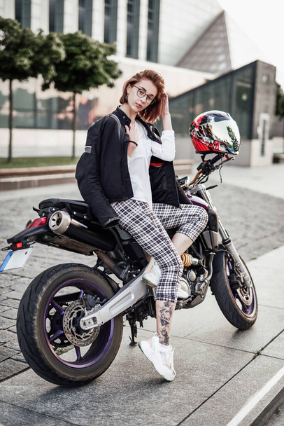 Roztomilá a krásná dívka na stylové sportovní motorce - Fotografie, Obrázek