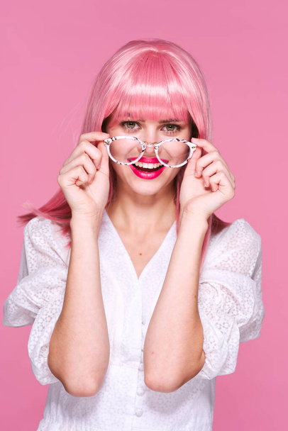 Studioaufnahmen. Junges Mädchen mit rosa Perücke und Brille  - Foto, Bild