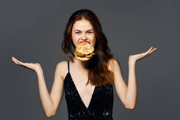 студійний знімок молодої красивої жінки з гамбургером
 - Фото, зображення