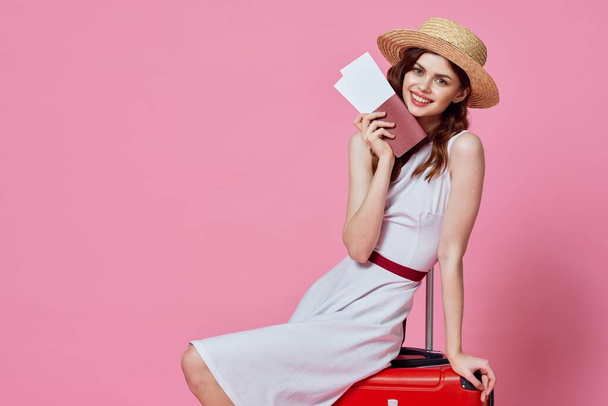 スタジオで赤いスーツケースを着た若い女性の観光客              - 写真・画像