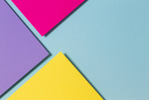 Αφηρημένη χρώμα χαρτιά γεωμετρία επίπεδη lay σύνθεση banner φόντο με μωβ, κίτρινο, ματζέντα και μπλε αποχρώσεις χρώματος - Φωτογραφία, εικόνα