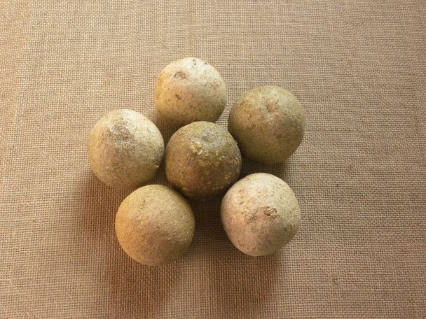 Color gris maduro entero Manzana de madera o Aegle marmelos frutas - Foto, imagen