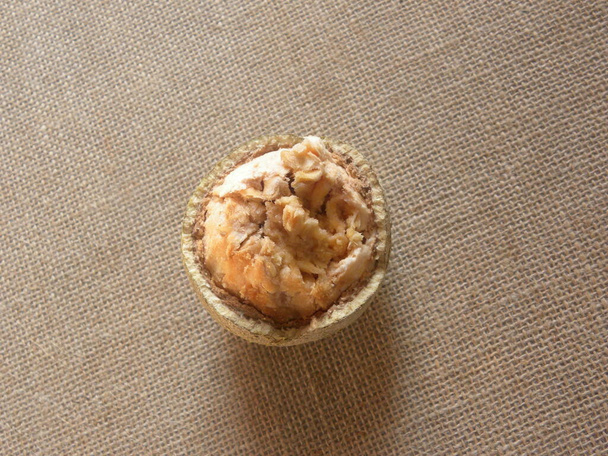 Μήλο ξύλο ή Αίγλη Μάρμελος φρούτων με ανοιχτό κέλυφος - Φωτογραφία, εικόνα
