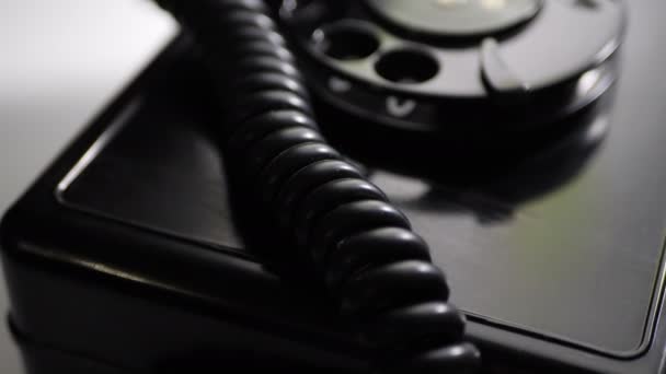 Primo piano del vecchio telefono rotante - Filmati, video