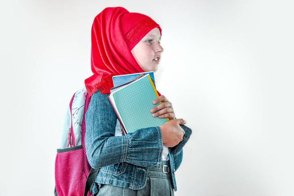  Adolescente musulmana árabe chica, niño en edad escolar sobre fondo blanco - Foto, Imagen