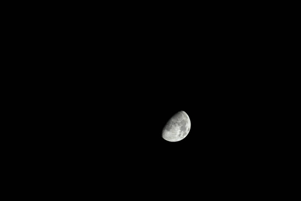 Luna su un cielo nero senza nuvole. Un satellite naturale. - Foto, immagini
