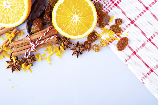 φέτες αποξηραμένο πορτοκάλι με κανέλα, γαρύφαλλο και γλυκάνισο - Φωτογραφία, εικόνα