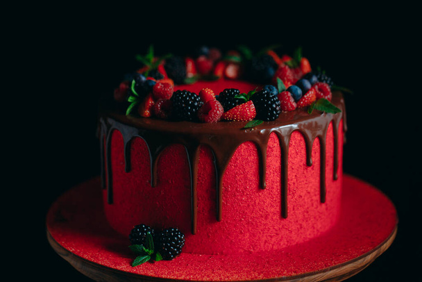 Red velvet summer fruit cake with chocolate. - Фото, зображення