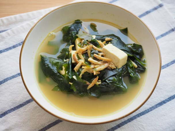 Cibo tradizionale coreano Zuppa di alghe gamberetti - Foto, immagini
