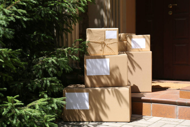 Delivered parcels on door mat near entrance - Foto, Bild