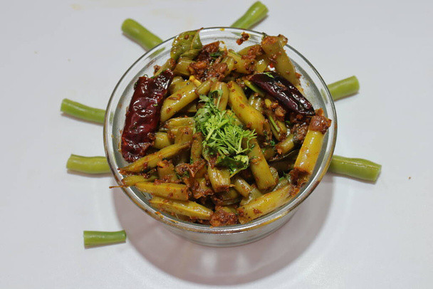Judías verdes Masala curry seco, Receta de verduras indias servidas en tazón cuadrado  - Foto, imagen