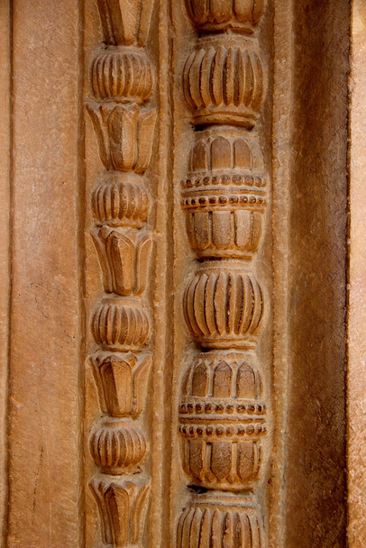 Крупный план красивой резьбы на раме каменной двери в Гвалиорском форте в Гвалиоре, Мадхья-Прадеш, Индия, Азия - Фото, изображение