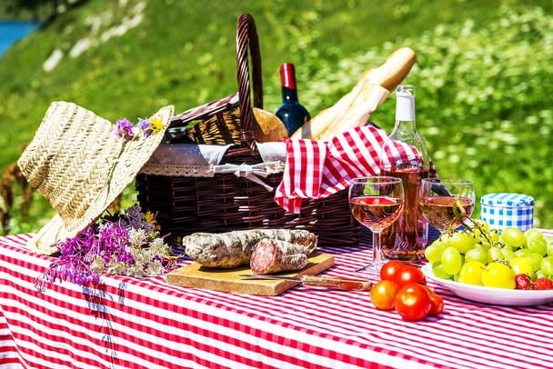 Çimlerde piknik - Fotoğraf, Görsel