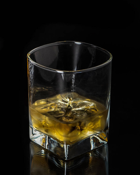 氷とアルコールのカップ - 写真・画像