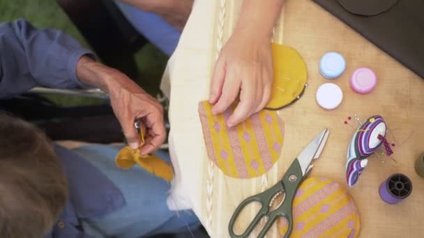 Mujer anciana con cuidador en la artesanía de agujas terapia ocupacional para Alzheimer o demencia - Imágenes, Vídeo