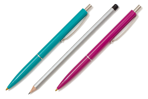 Две ручки и серый простой карандаш на белом изолированном фоне. Вид сверху. - Фото, изображение