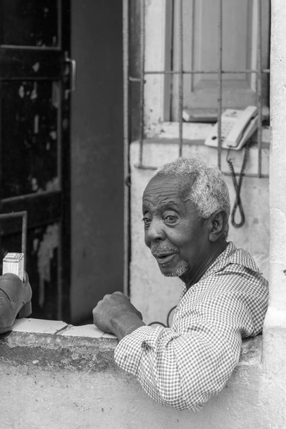 Havana, Cuba - Feb 14, 2018: Unidentified people at Down Town and that neighborhood in Old Havana as they enjoying a simple everyday life. - Foto, imagen