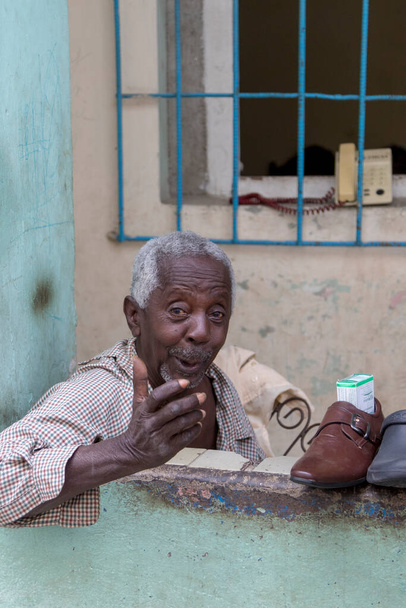 Havana, Cuba - Feb 14, 2018: Unidentified people at Down Town and that neighborhood in Old Havana as they enjoying a simple everyday life. - Фото, зображення