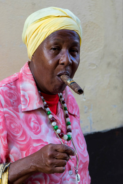 Havana, Cuba - 14 de fevereiro de 2018: Pessoas não identificadas no Down Town e naquele bairro em Old Havana enquanto desfrutam de uma vida cotidiana simples. - Foto, Imagem