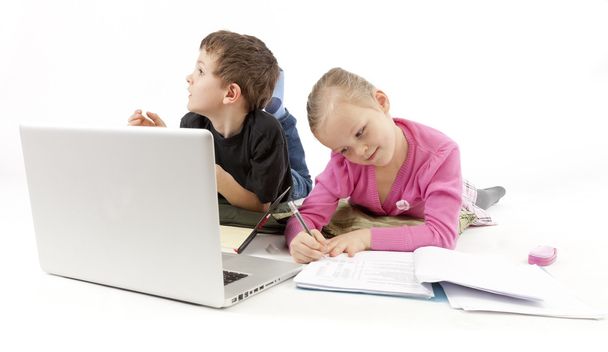 kind baas en zijn kind secretaresse kijken naar de laptop - Foto, afbeelding