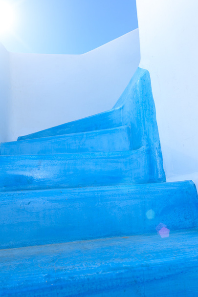 Escalera pintada de azul en una casa griega
 - Foto, imagen