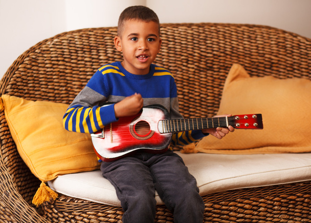 Jeune garçon jouant sur des instruments
 - Photo, image
