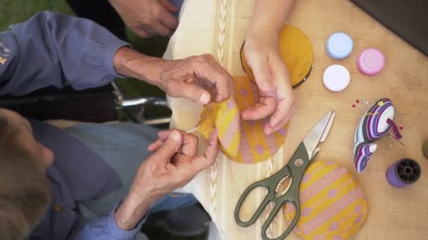 Mujer anciana con cuidador en la artesanía de agujas terapia ocupacional para Alzheimer o demencia - Imágenes, Vídeo