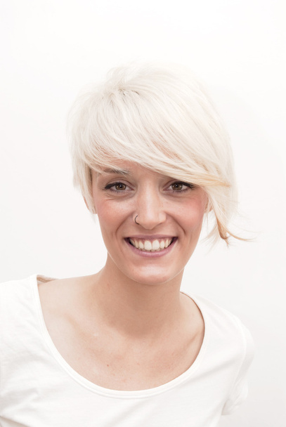 Όμορφη γυναίκα με κοντά μαλλιά λευκό - Φωτογραφία, εικόνα