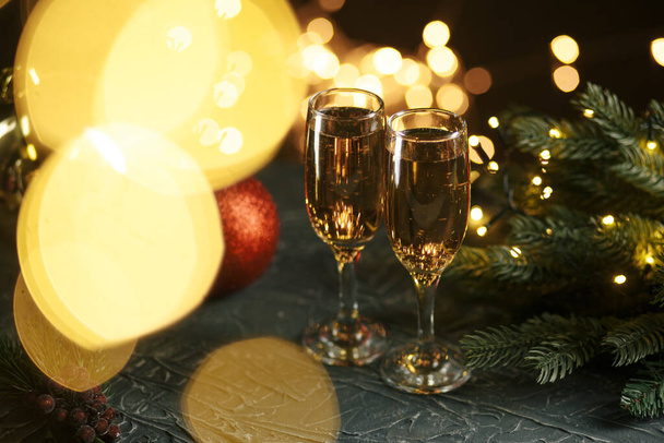 Лента, безделушки и вино против рождественских огней - Фото, изображение
