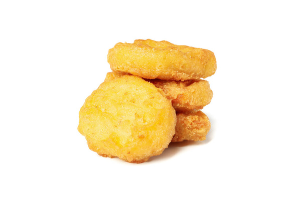 Nuggets de pollo crujientes fritos aislados sobre fondo blanco - Foto, imagen