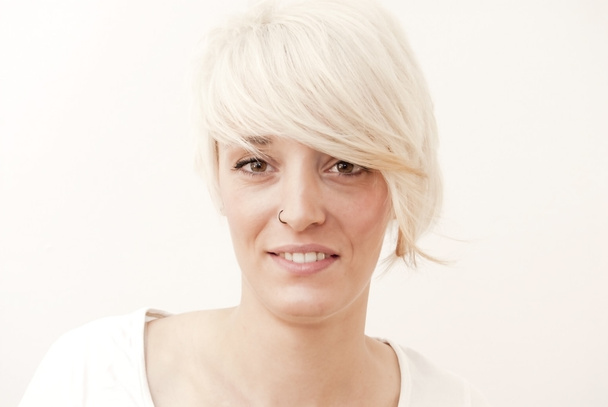 Όμορφη γυναίκα με κοντά μαλλιά λευκό - Φωτογραφία, εικόνα