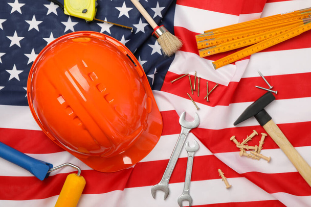 Amerikan bayrağı arkaplanı üzerinde inşaat araçları, metin için boşluk - Fotoğraf, Görsel