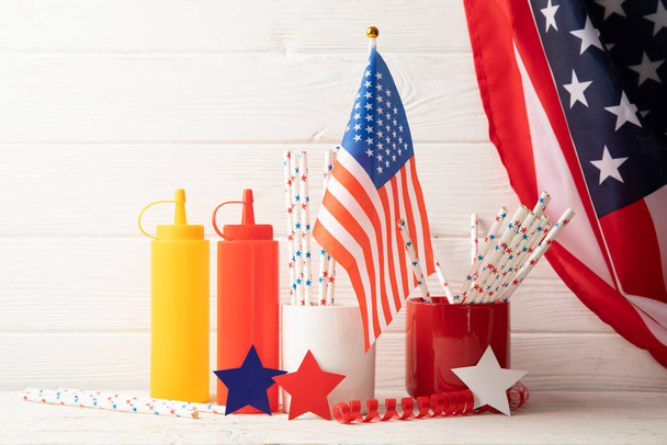 Composition avec drapeau américain, bouteilles pour sauce et étoiles de couleur sur fond en bois - Photo, image