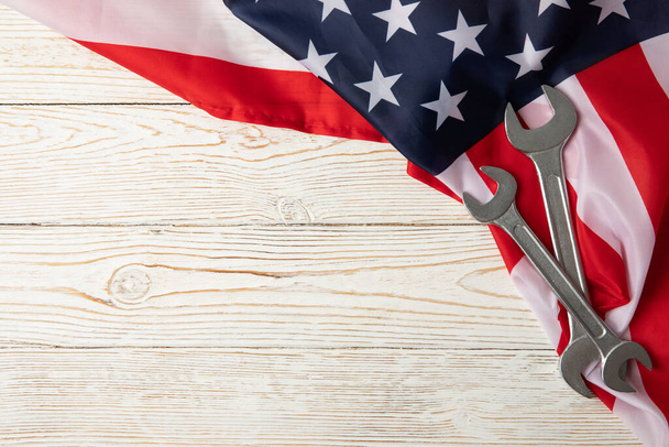 Chaves e bandeira americana em fundo de madeira branco, espaço para texto - Foto, Imagem