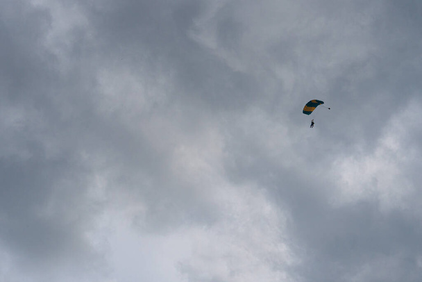 Силуэт парашютиста в полете до заката - Фото, изображение